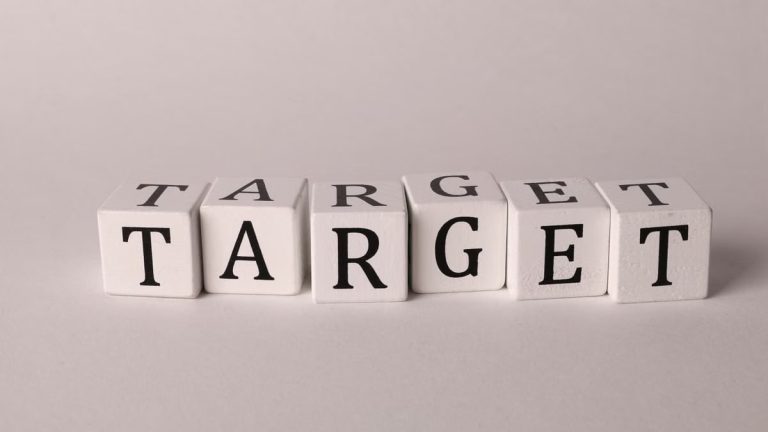 White cubes spelling 'TARGET' on a neutral background, ideal for business or marketing concepts.